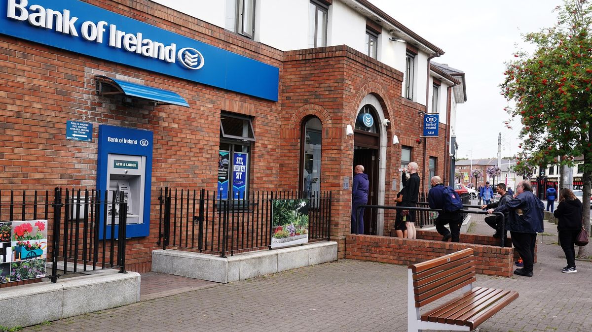 Irské bankomaty rozdávaly peníze. Lidé neváhali